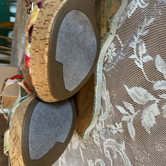 GUESS WATERCOLOR WEDGE SANDALS EUC SIZE 7 M - Picture 6 of 8